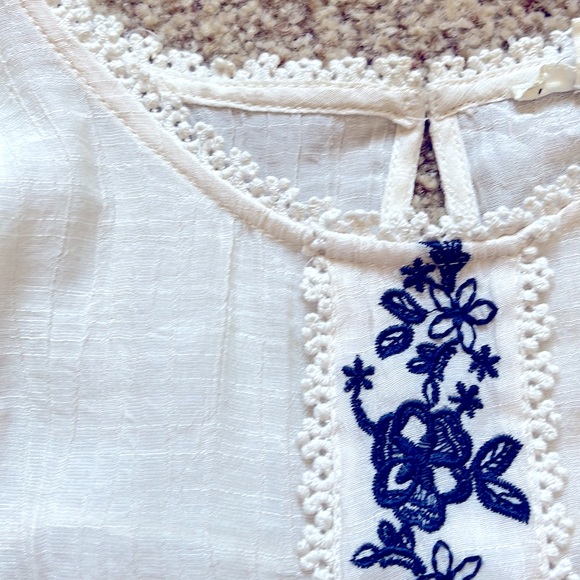 Cottagecore embroiled top. - Picture 2 of 6